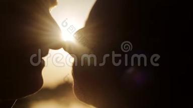 日落时的浪漫约会。 恋人们牵着手走路。 爱情故事。 蜜月。 一见钟情